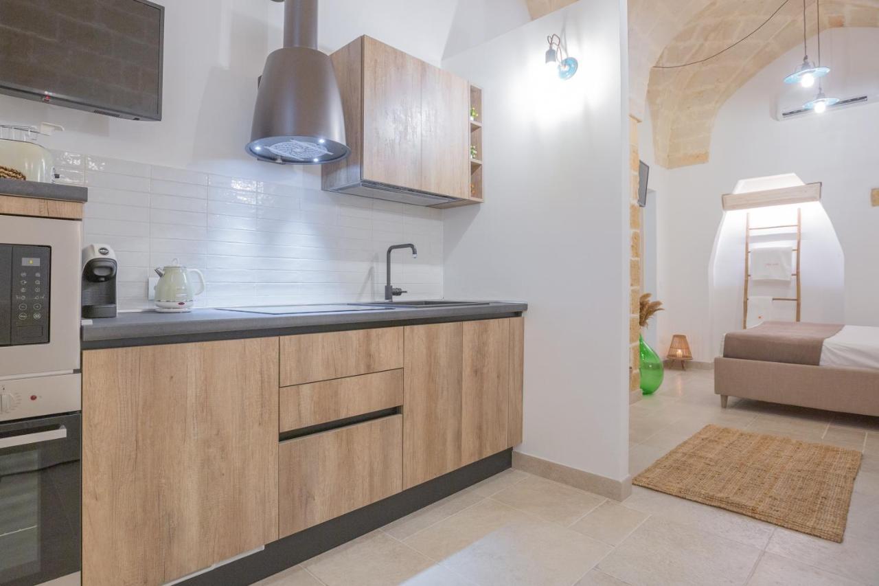 Filia Solis - Old Town Suites & Spa Brindisi Bagian luar foto