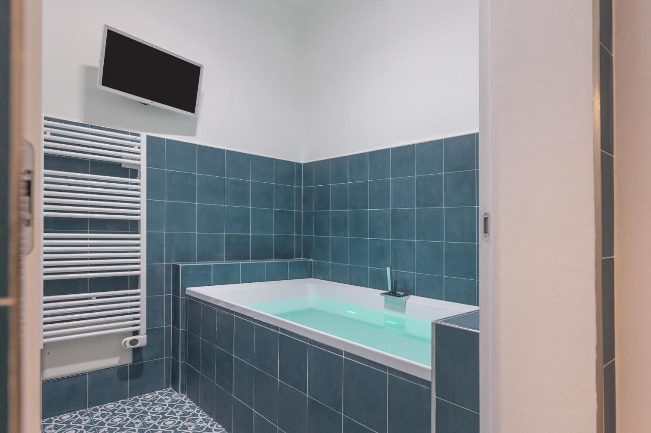 Filia Solis - Old Town Suites & Spa Brindisi Bagian luar foto