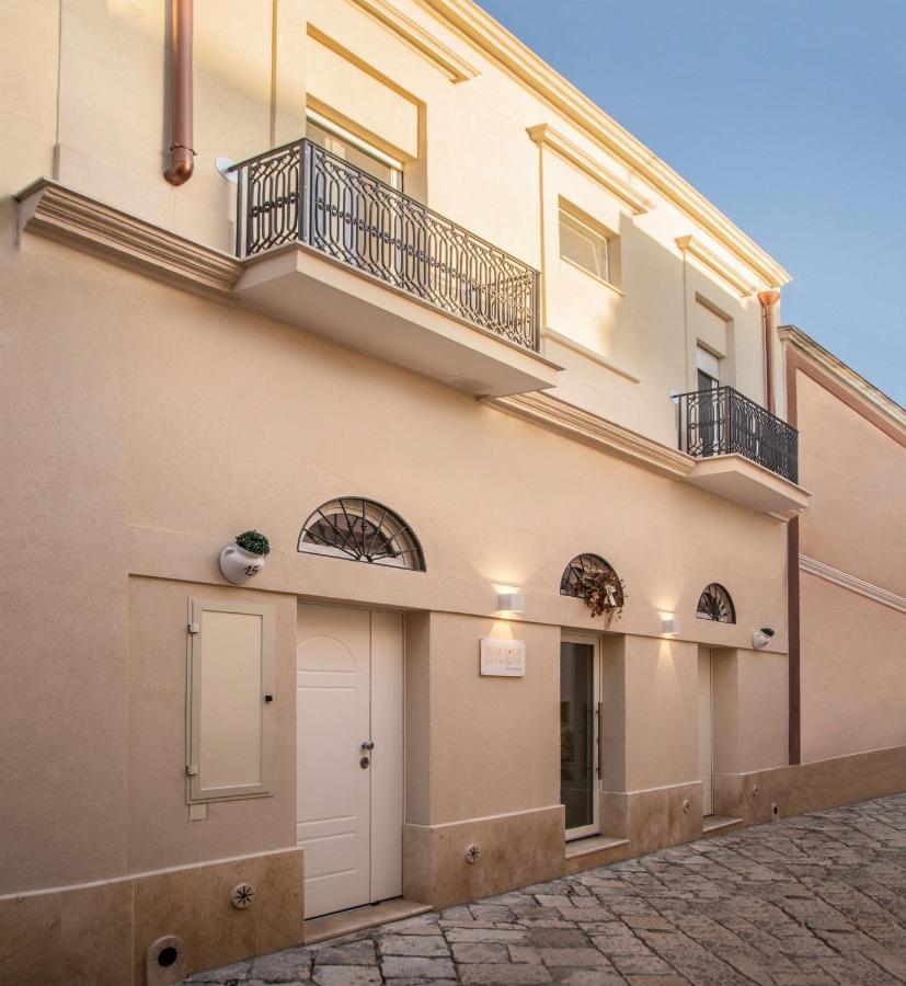 Filia Solis - Old Town Suites & Spa Brindisi Bagian luar foto